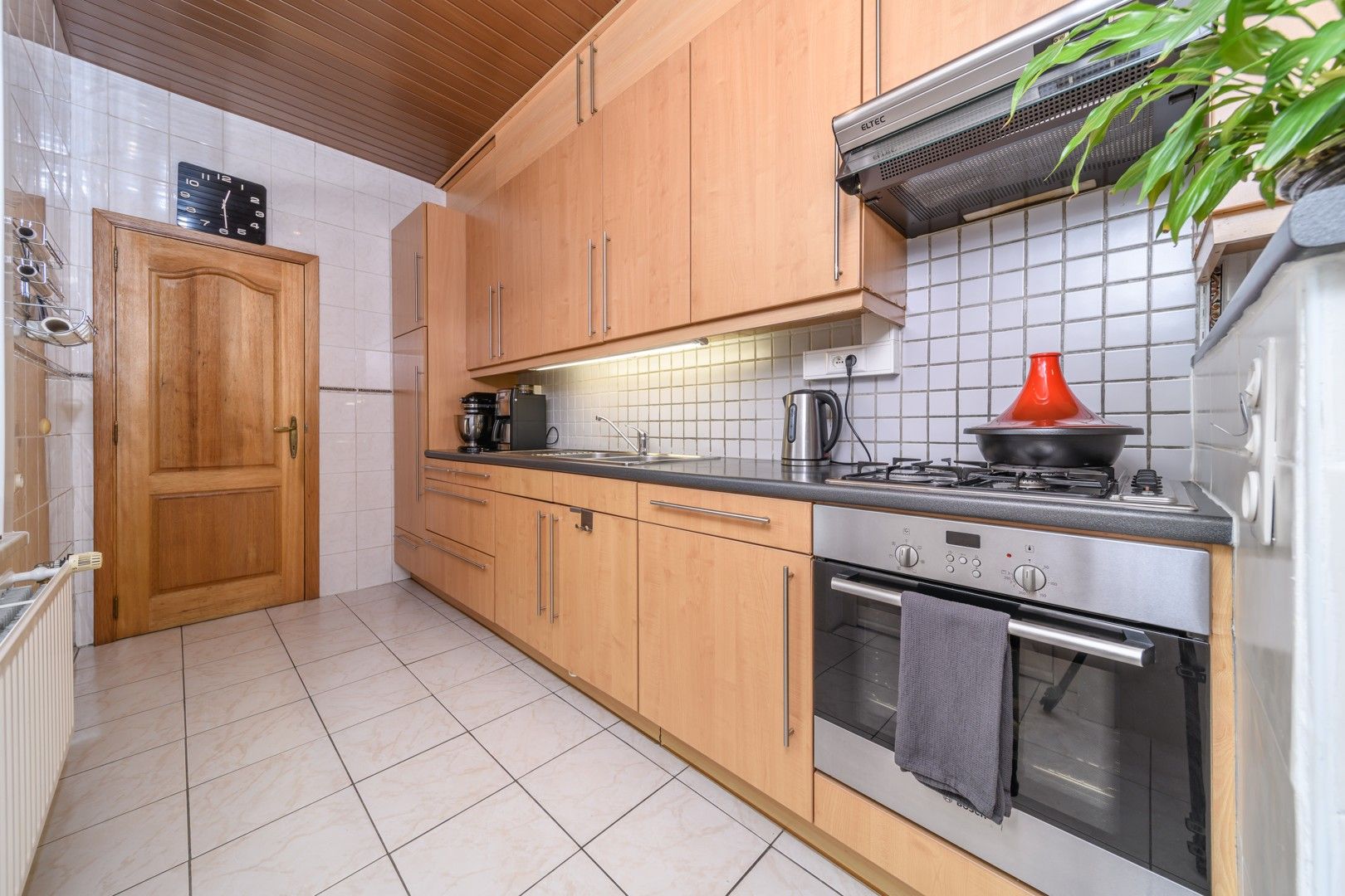 Ruime en zeer goed onderhouden gezinswoning met garage foto 6