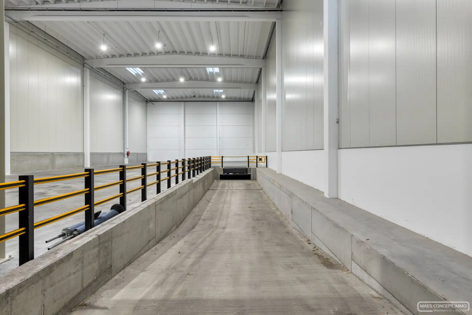 Nieuwbouw magazijn te koop van 1084 m2 bij E17 en Waregem centrum foto 3