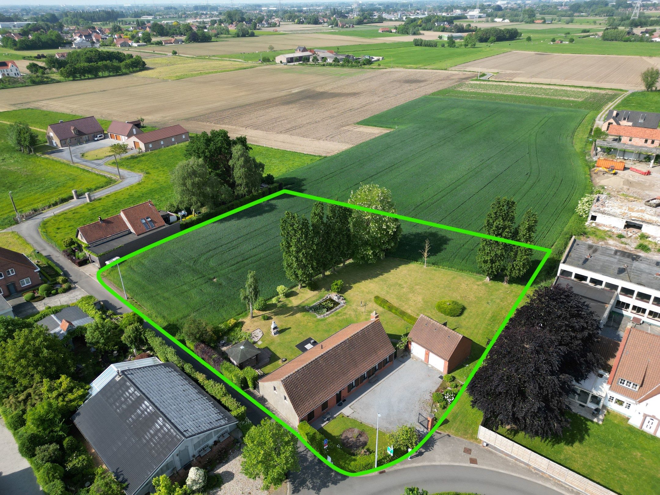 LANDELIJK GELEGEN WONING OP 3.803M² foto 2
