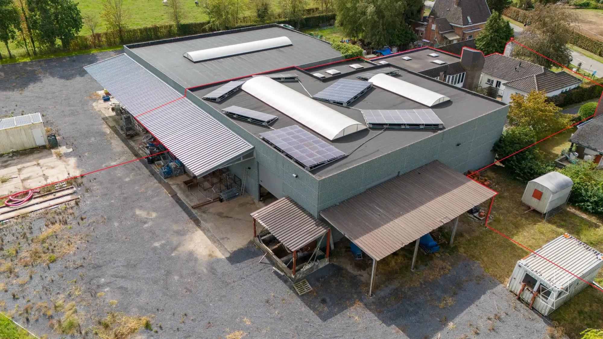 Grote loods met burelen, 3 garages, ruime buitenruimte en woning te koop in Hertsberge foto 19