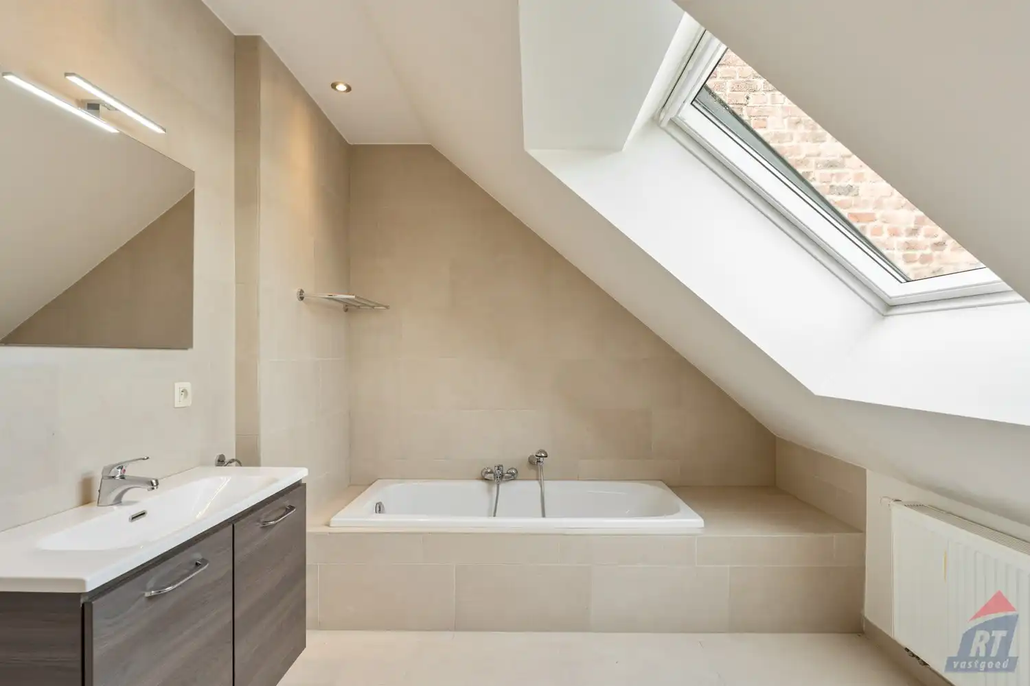 Veelzijdig pand met praktijkruimte en duplex appartement op toplocatie in Sint-Truiden foto 32