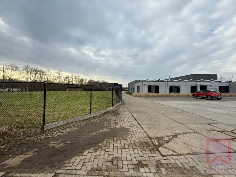 Magazijn / KMO-gebouw te huur – ± 1.500 m² foto 2