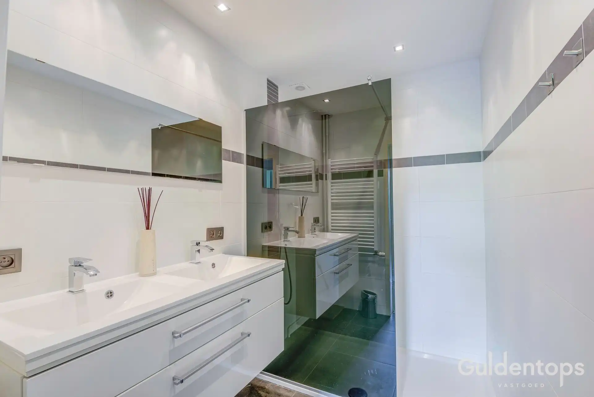 Modern ruim gelijkvloers (2 slk) appartement met ruime tuin foto 23