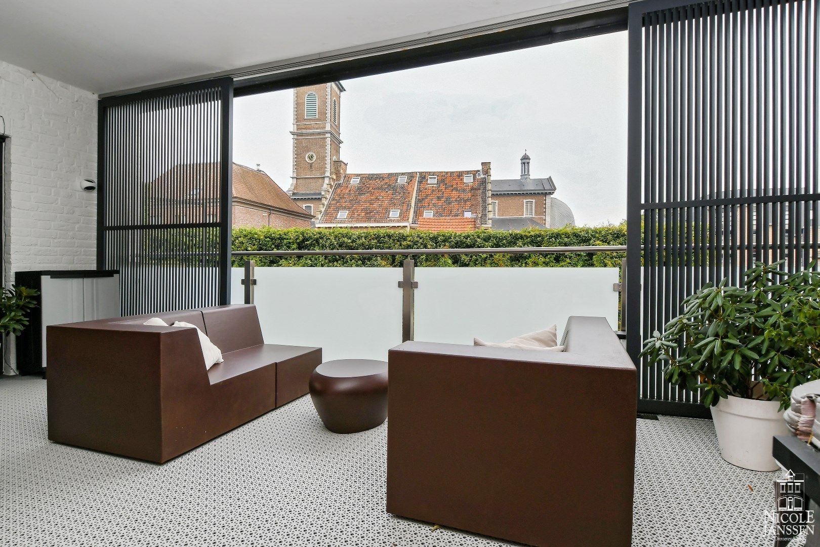 Instapklaar luxe-appartement met terras, kelderberging en twee autostaanplaatsen  foto 16