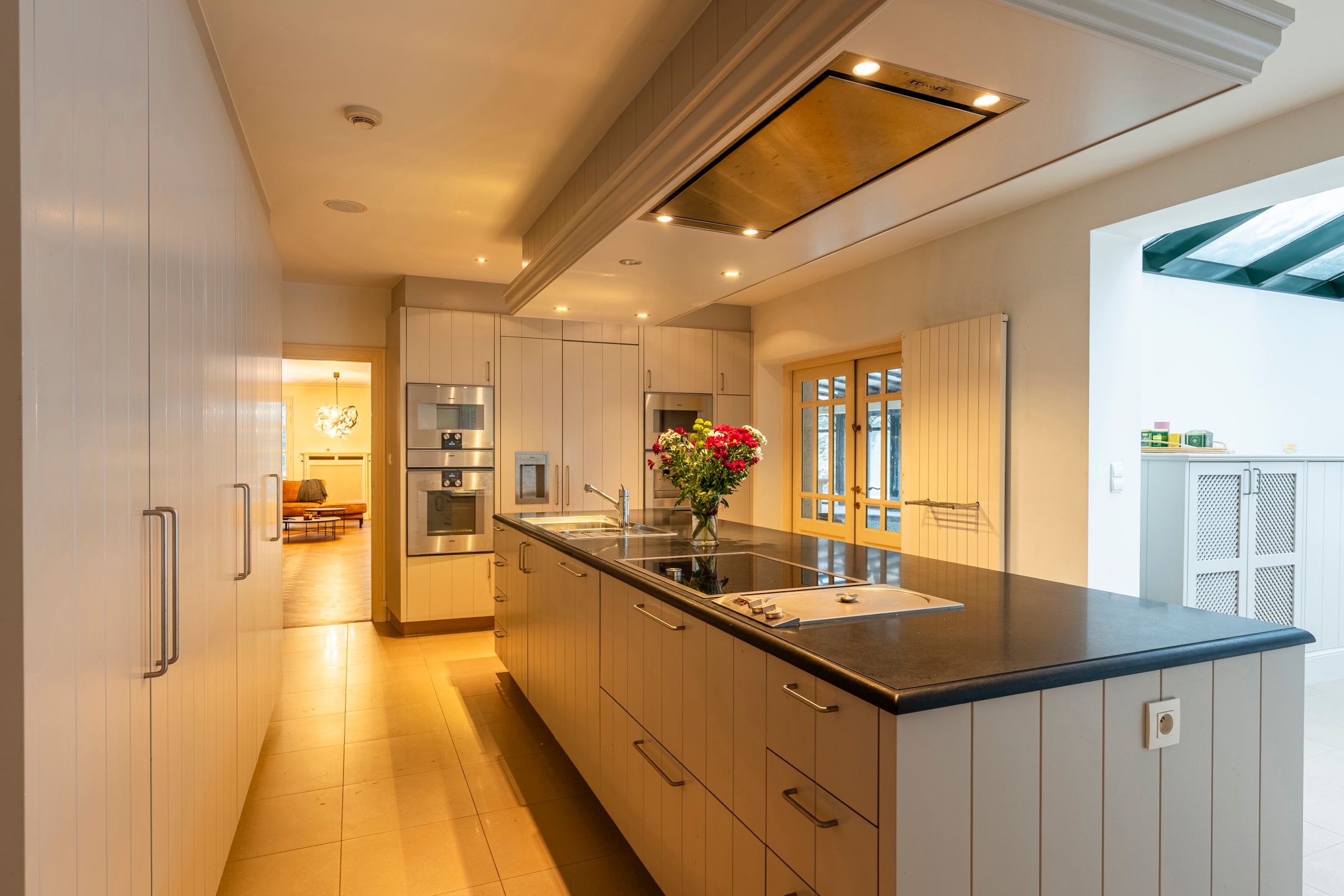 Villa met binnenzwembad en conciërgerie op riant perceel foto 8