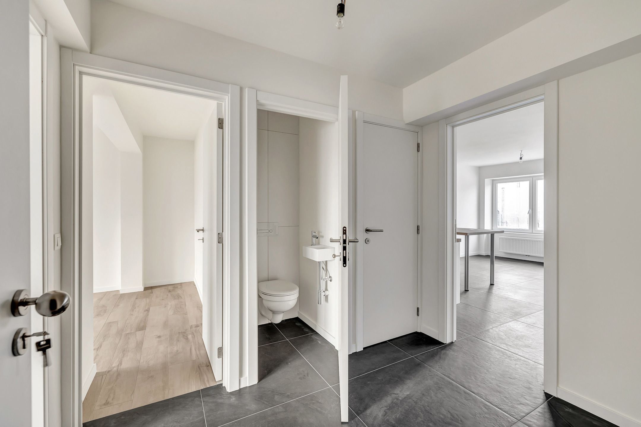 Totaal gerenoveerd appartement met 2 slpks en garage foto 8