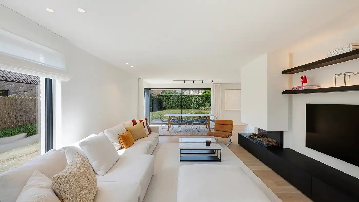Volledig en zeer kwalitatief gerenoveerde villa op een ruim zuid-west gericht perceel foto 12