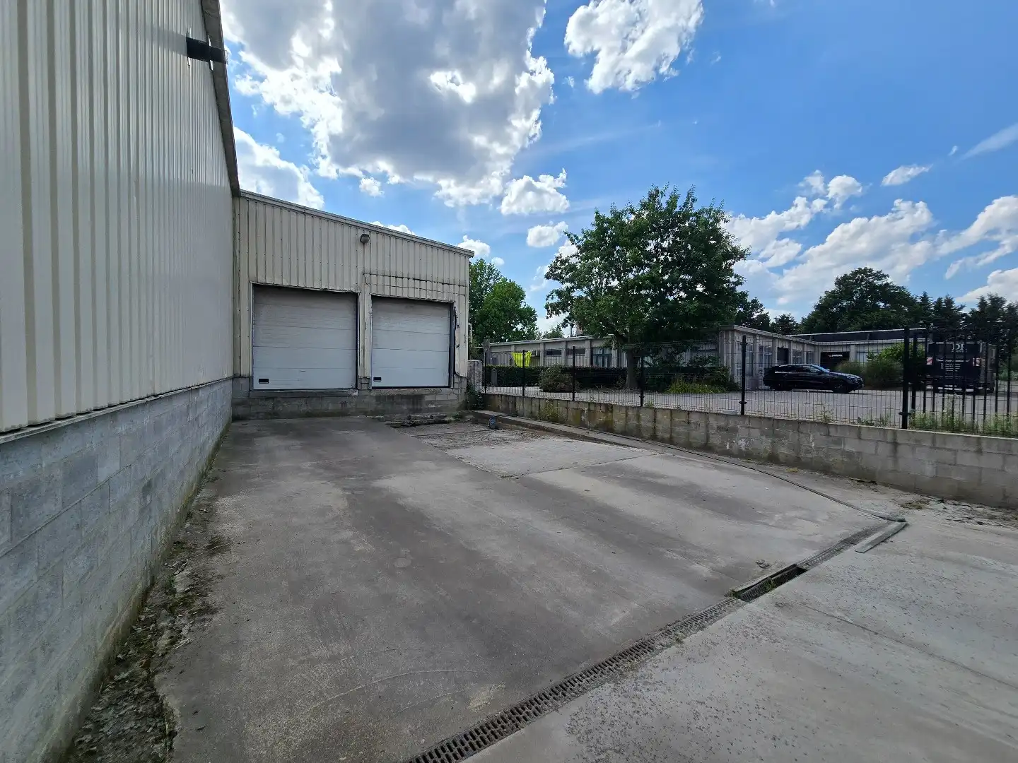 Ruime magazijn-/bedrijfsruimte van ca. 1.200 m² met 5 sectionaalpoorten en 3 laadkades op goed bereikbaar industrieterrein foto 35