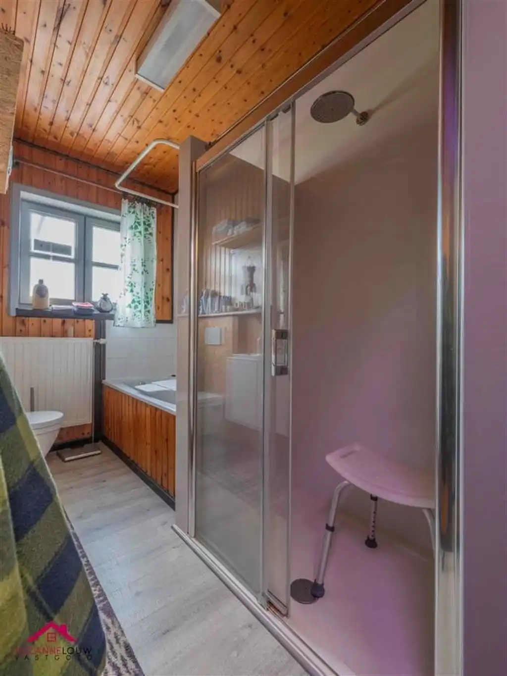 Karaktervolle, vrijstaande woning op riant perceel foto 25