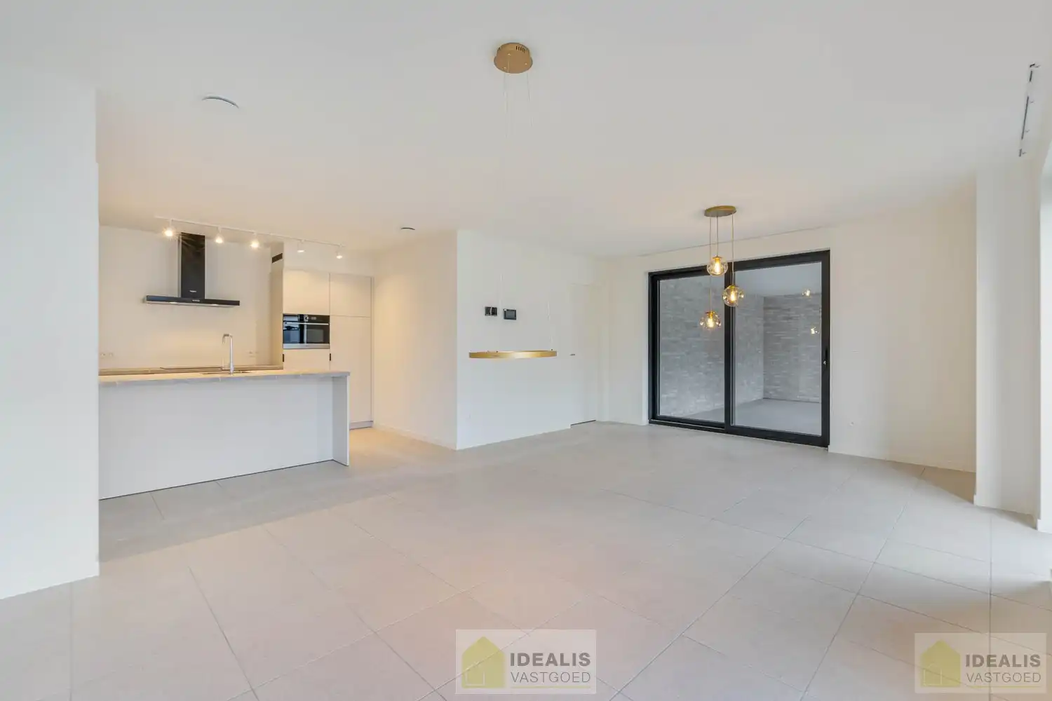 PRACHTIG INSTAPKLAAR NIEUWBOUWAPPARTEMENT MET AUTOSTAANPLAATS EN KELDERBERGING MIDDEN IN HARTJE LOMMEL, EEN AANGENAME LEEFRUIMTE MET OPEN KEUKEN EN AANSLUITEND AAN TERRAS, BERGRUIMTE, 2 SLAAPKAMERS EN RUIME BADKAMER. foto 3