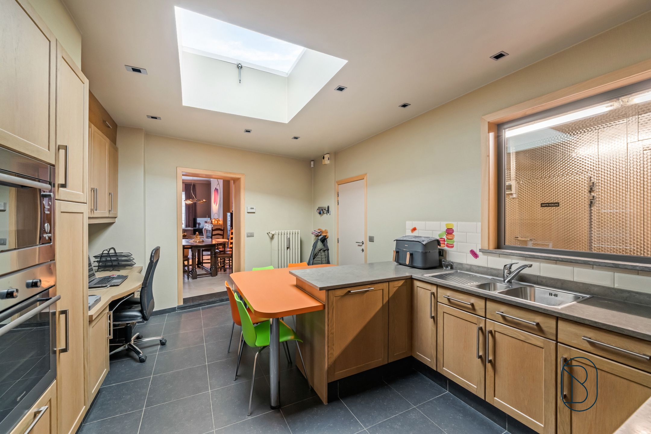 Topgelegen handelspand met woonst foto 17