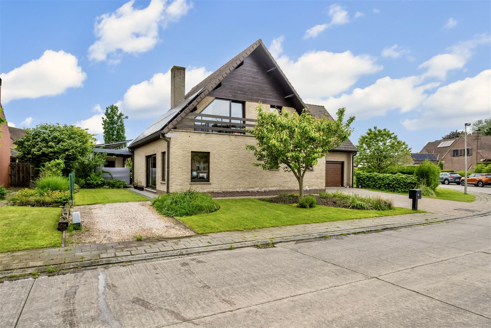 Ruime en solide open woning met 4 slpks en mooie groene tuin foto 2