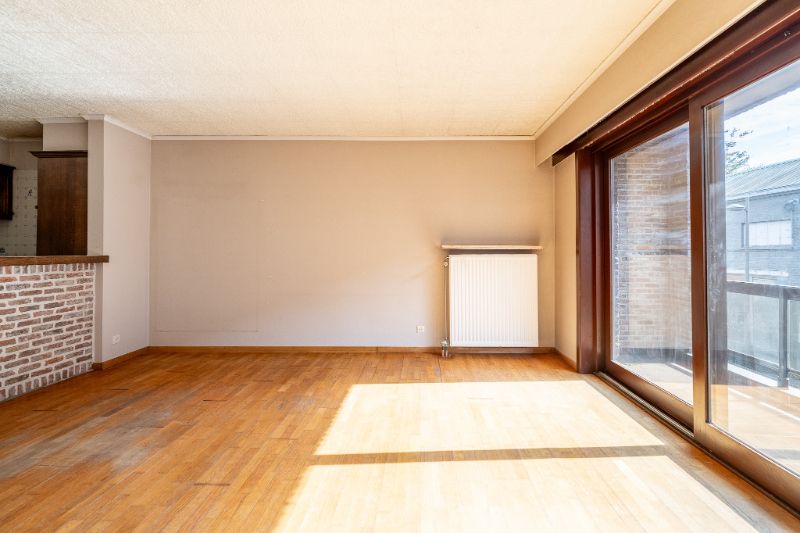 Op te knappen appartement met 3 slpks en afgesloten garage. foto 5