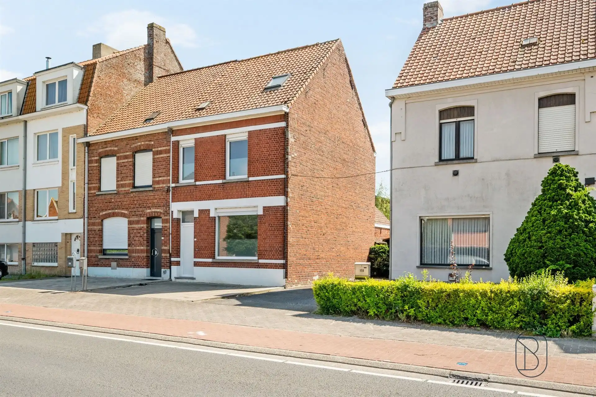 Ruime gezinswoning met 4 slaapkamers en grote tuin! foto 2