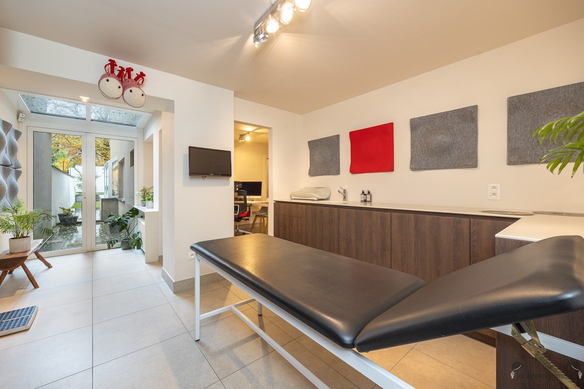 Gerenoveerd herenhuis met min. 4 slaapkamers en praktijkruimte in Berchem.  foto 13