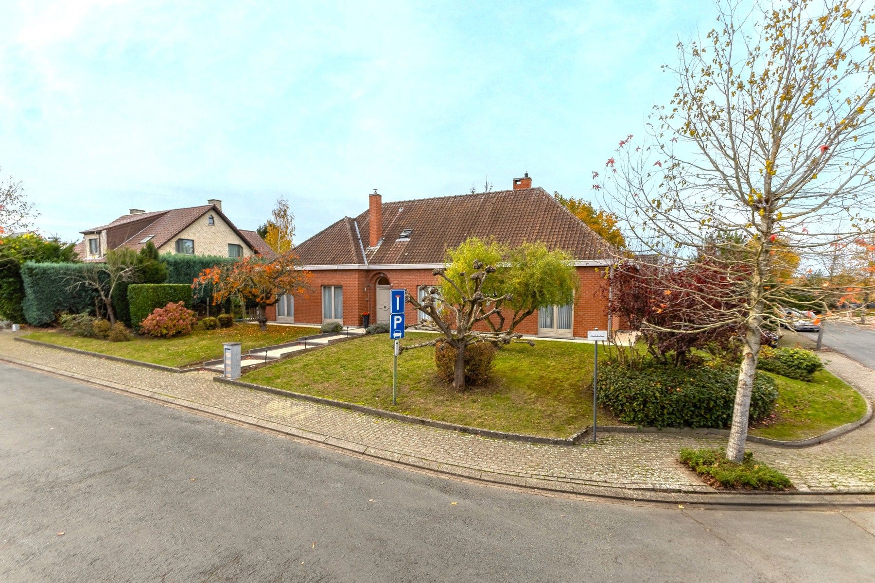 Prachtige villa met 6 slaapkamers in doodlopende straat foto {{pictureIndex}}