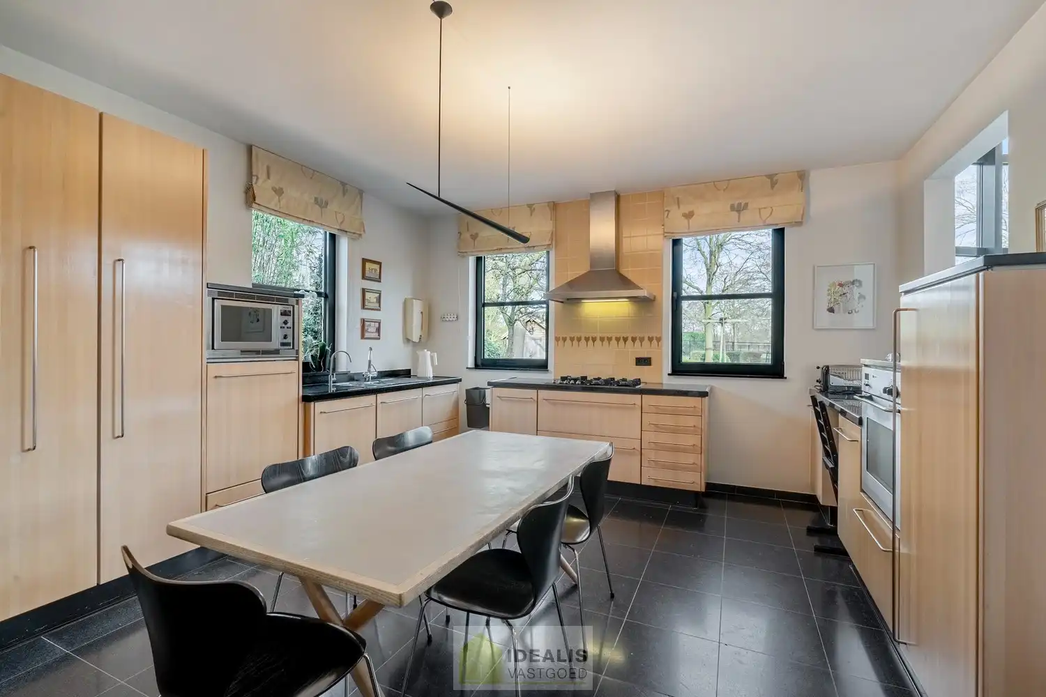 EXTRA RUIME VILLA MET EEN PRACHTIG LICHTRIJKE LEEFRUIMTE, RUIME KEUKEN, 4 SLAAPKAMERS, 2 BADKAMERS EN EEN RUIM PRAKTIJK/KANTOORGEDEELTE OP EEN RIANT EN CENTRAAL PERCEEL VAN MAAR LIEFST 16A 27CA OP EEN GUNSTIGE LOCATIE NABIJ HET CENTRUM VAN ACHEL! foto 17