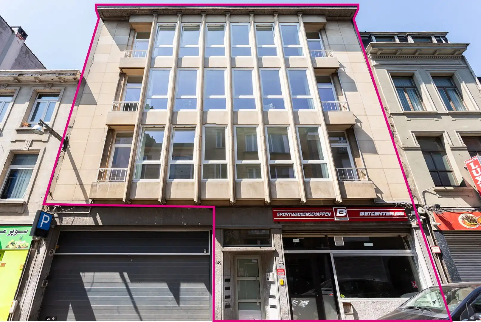 Volledig gerenoveerd opbrengsteigendom met 6 appartementen en handelsgelijkvloers foto {{pictureIndex}}