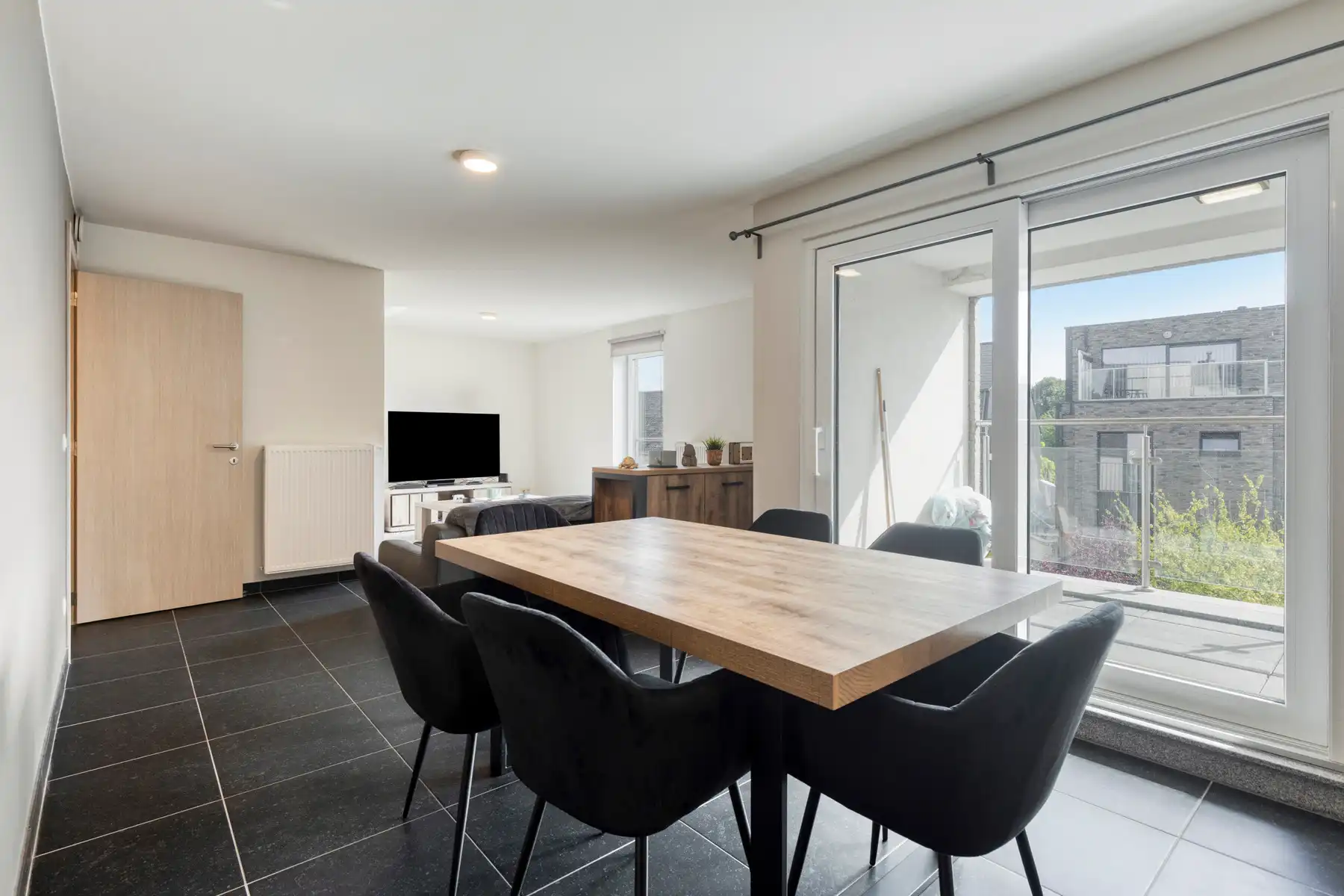 Instapklaar appartement met terras, 2 slpks en staanplaats  foto 2
