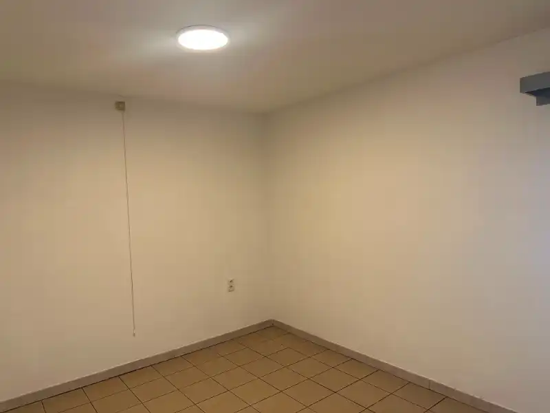 --- NIEUW --- Volledig gerenoveerd 1-slaapkamer appartement met autostaanplaats. foto 6