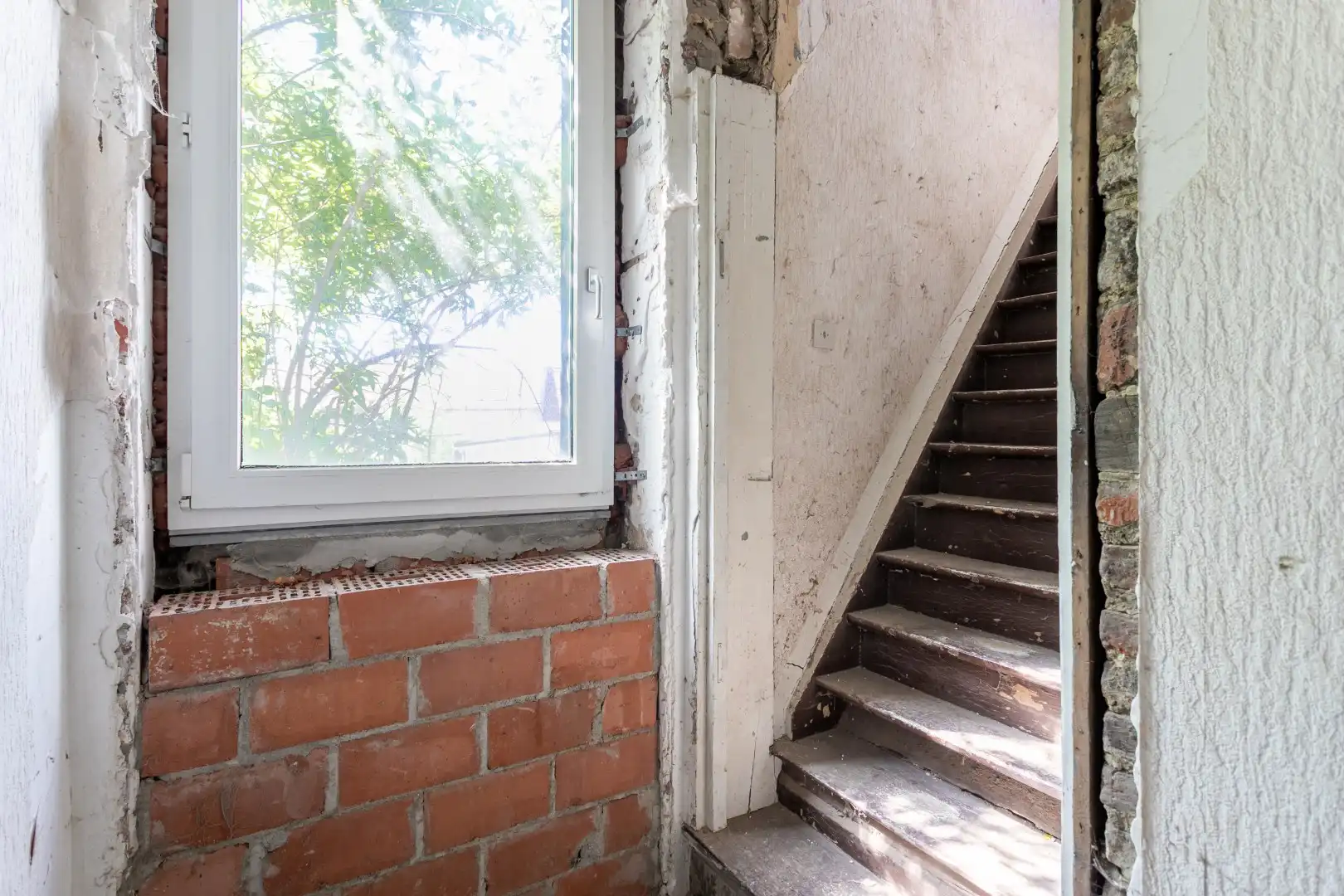 Te renoveren eigendom (317 m²) met veel potentieel, ruime tuin (6a 42ca) en dubbele achterliggende carport met toegang tot de achterliggende straat in Kester foto 15