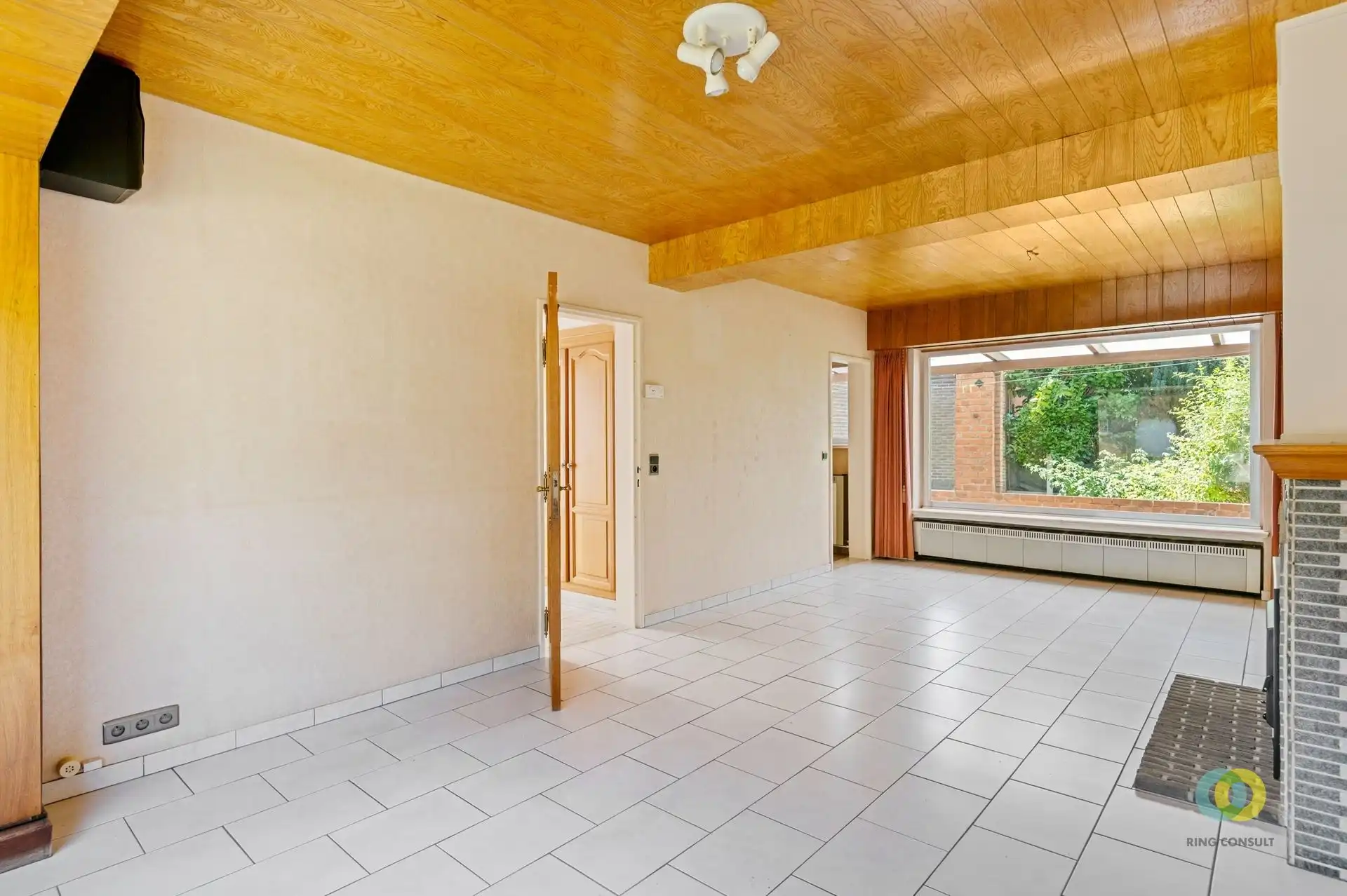 Verzorgde halfopen bebouwing met garage foto 3