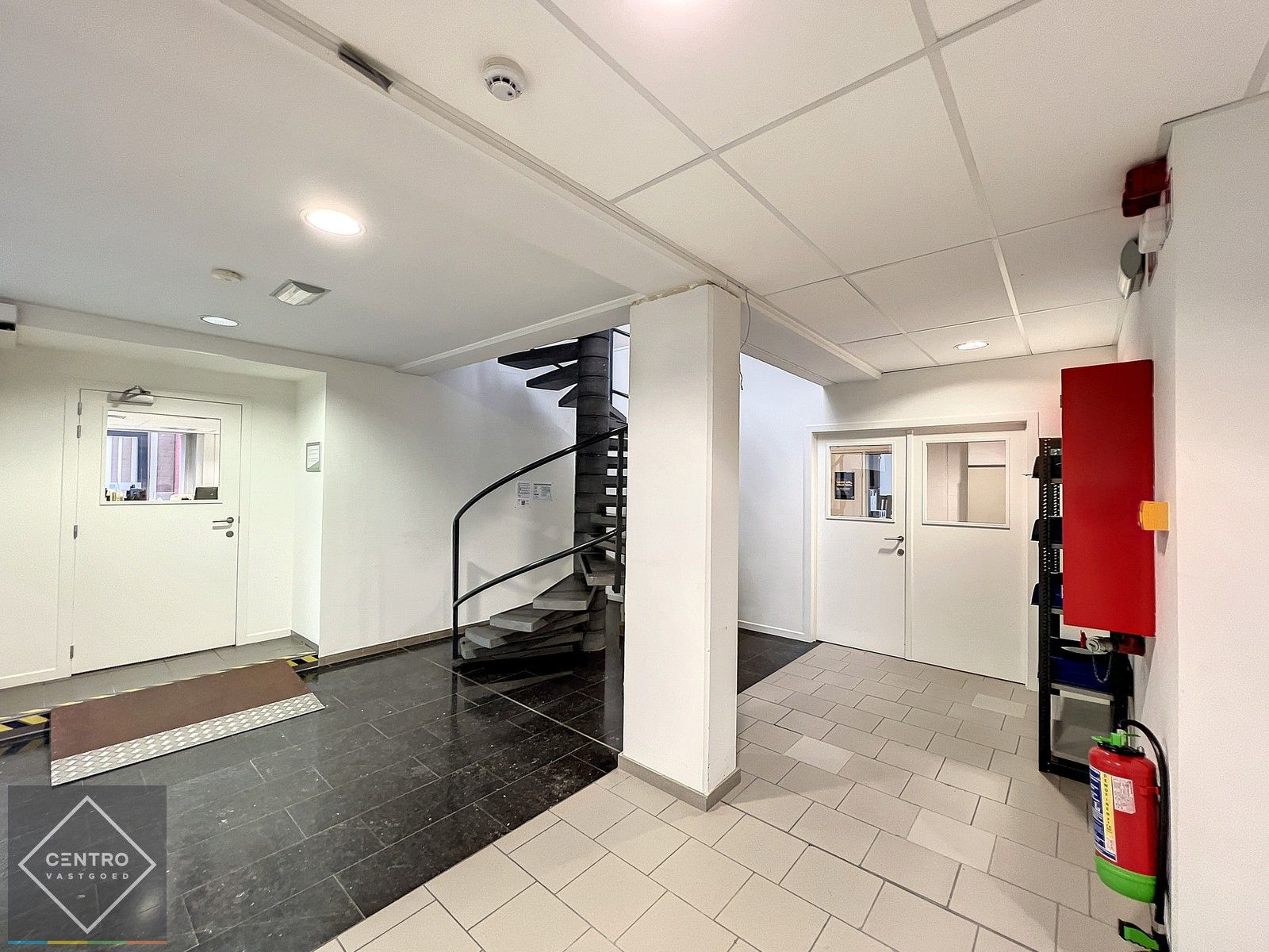 Instapklare burelen/showroom (± 1.400 m²) + opslagplaats  ( ± 2.700m²) met 4 sectionale poorten en VH van 7m te ROESELARE ! foto 19