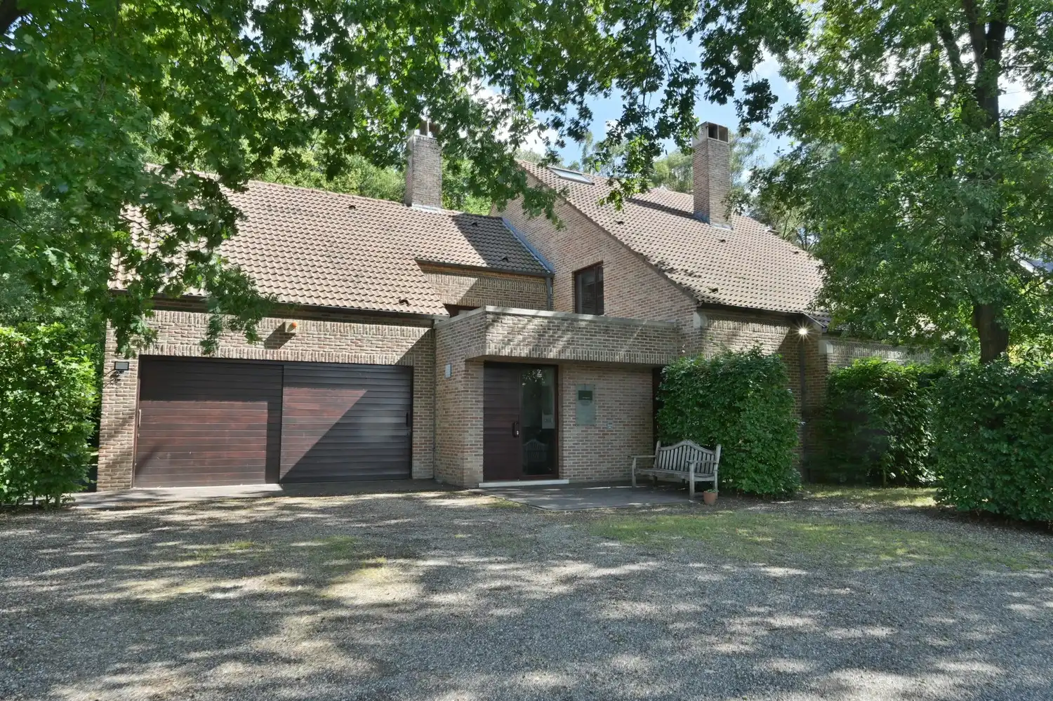 Royale woning van maar liefst 400 m² met ruime praktijk in een groene, bereikbare omgeving te Zutendaal foto {{pictureIndex}}
