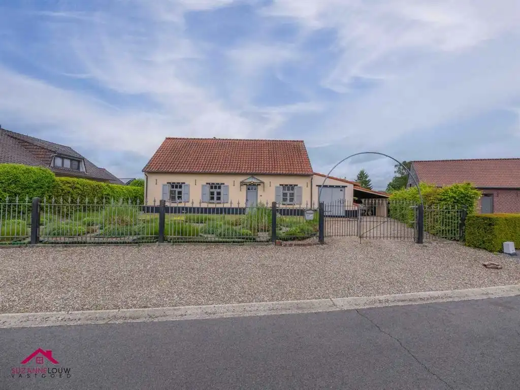 Karaktervolle, vrijstaande woning op riant perceel foto 2