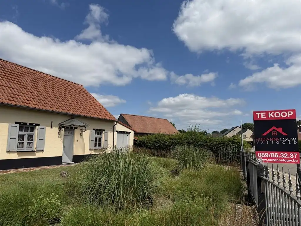 Karaktervolle, vrijstaande woning op riant perceel foto 2