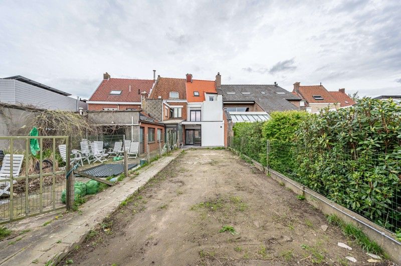 Gerenoveerde rijwoning met garage en tuin TE KOOP in Gullegem! foto 18