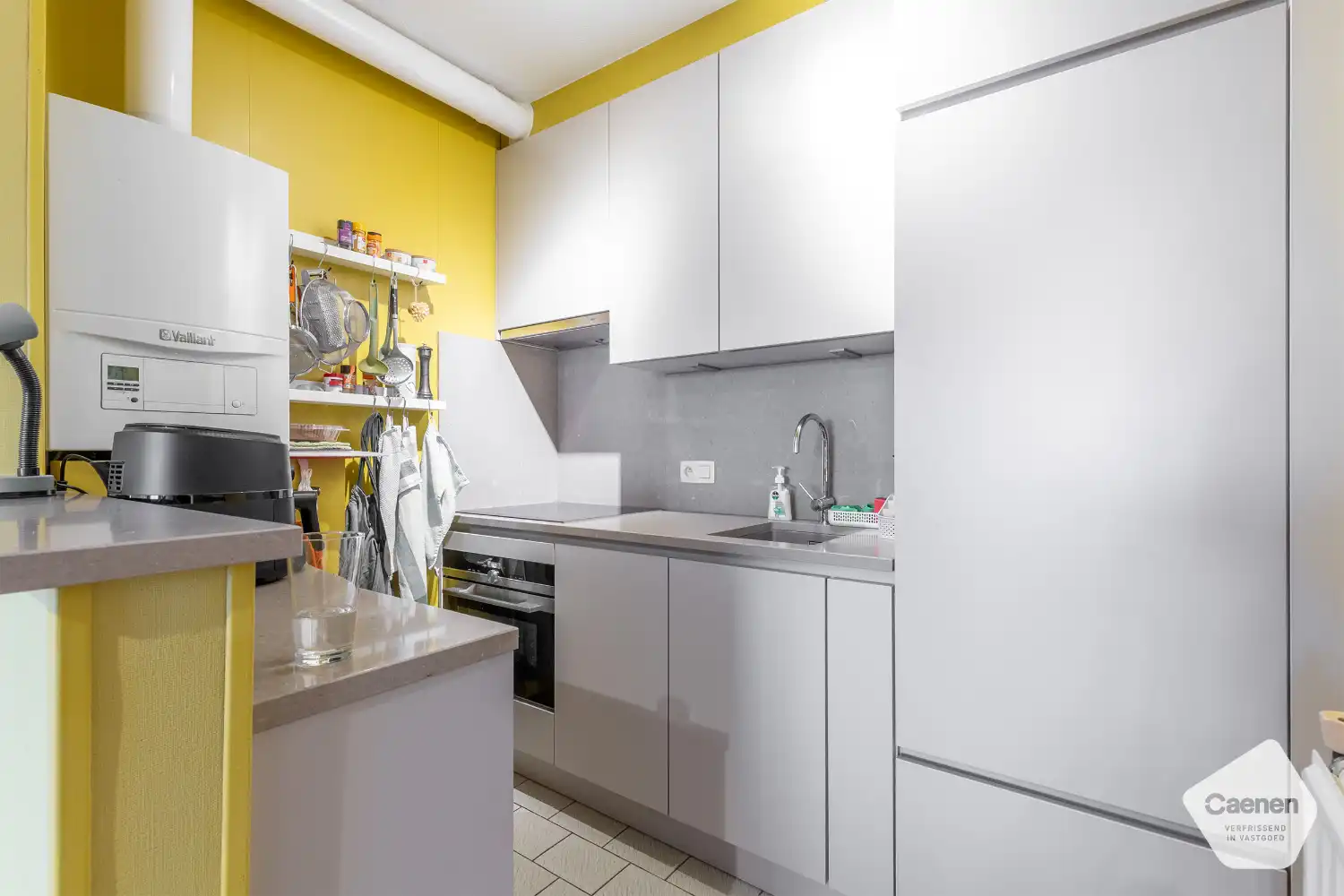 Instapklare gemeubelde studio met prachtig zicht over het stationsplein foto 8