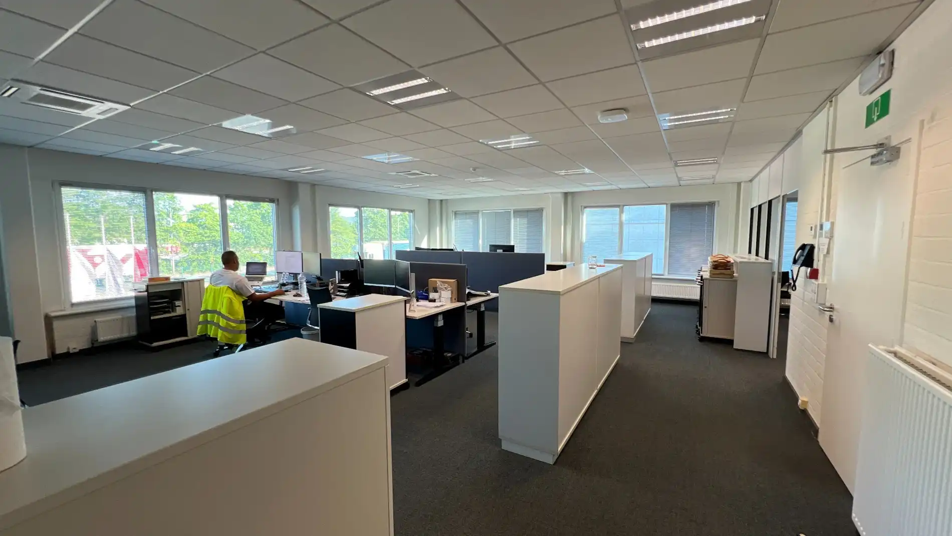 Loods met kantoren te huur in haven van Gent foto 10