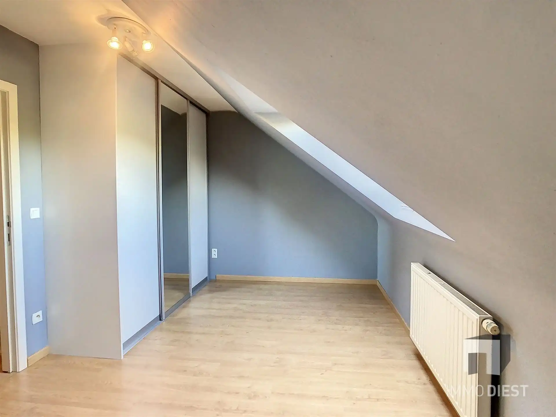 Duplexappartement met 2 slaapkamers, ruim terras en overdekte autostaanplaats in hartje Zichem. foto 14