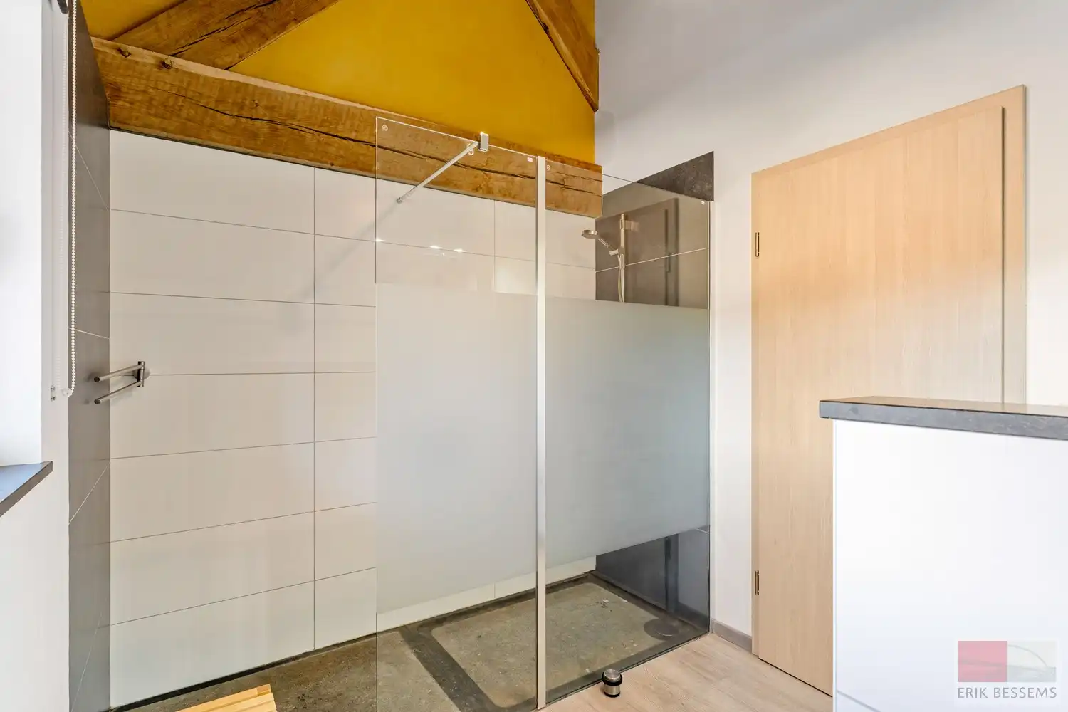 Indrukwekkend en uiterst charmant vakwerk landhuis, Veurs 31 te Sint-Martens-Voeren hartje Voerstreek. foto 31