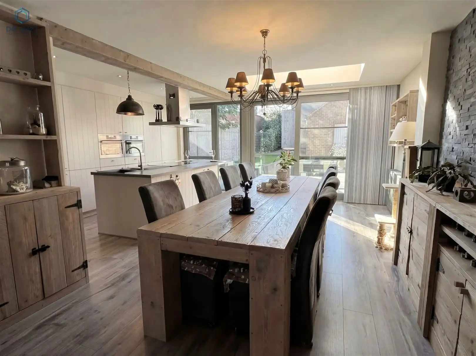 Instapklare woning met 3 slaapkamers, tuin en garage nabij centrum Zottegem foto {{pictureIndex}}