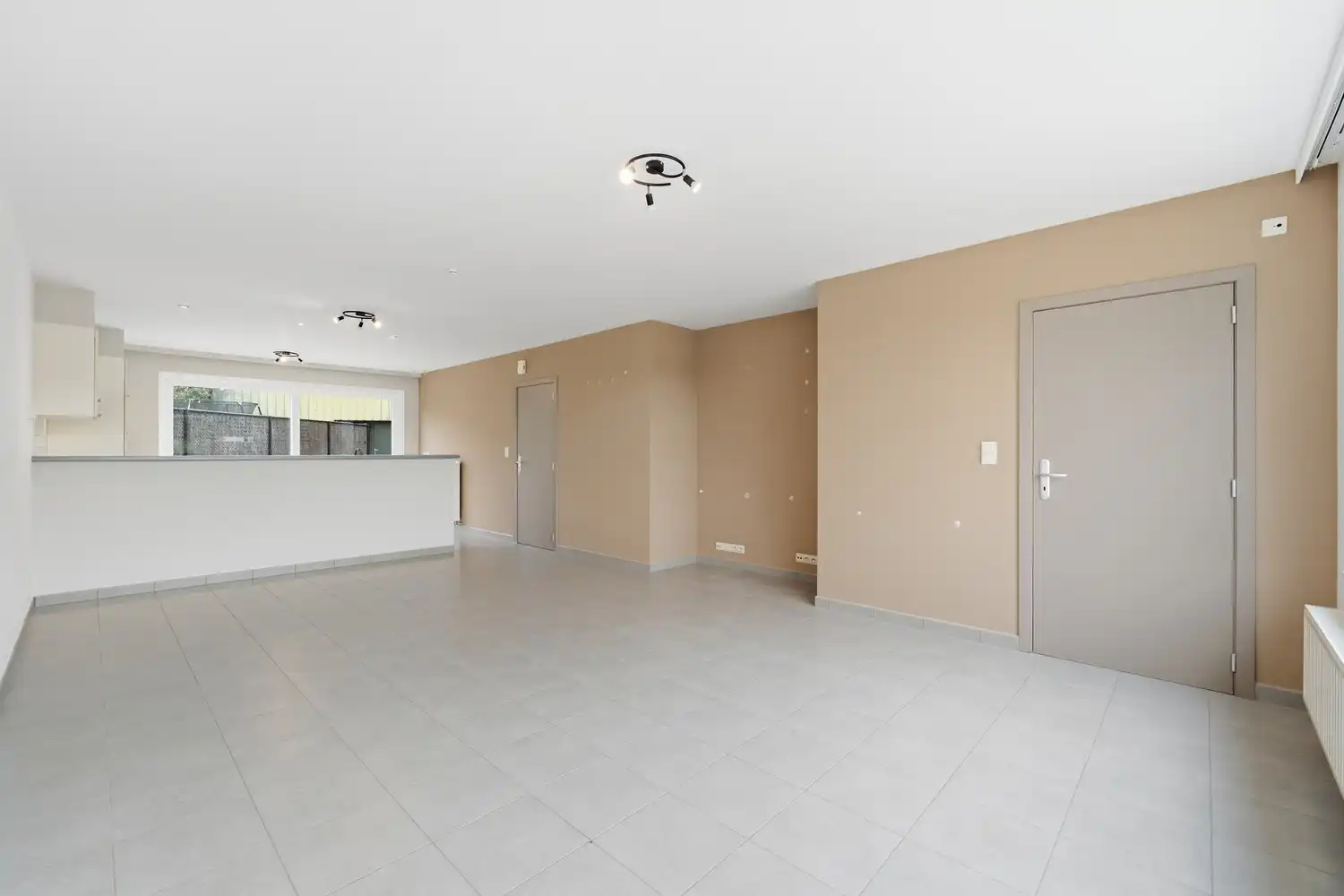 IZENBERGE: Recente rijwoning met alle comfort, 3 slaapkamers, gezellig tuintje en garage op 151m² grondopp. foto 4
