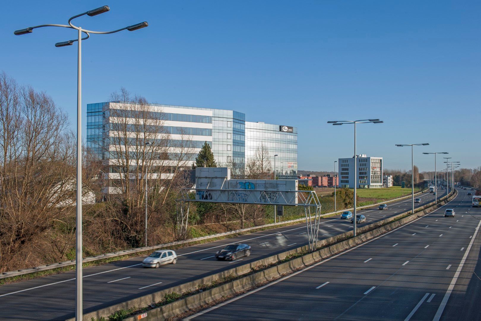 NIEUWBOUWKANTOREN MET PARKING NABIJ E40 foto 2