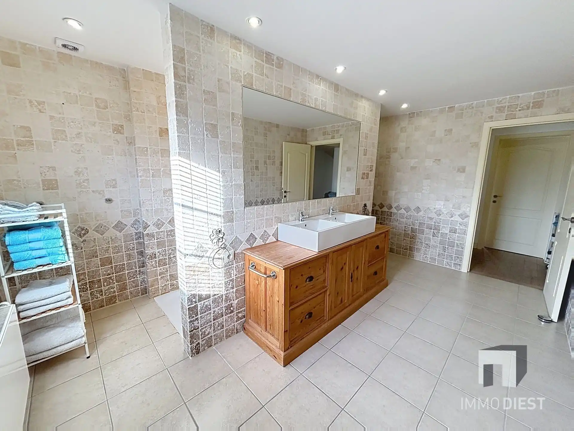 Trendy - volledig gerenoveerde woning met 3 slaapk en 2 badkamers foto 22