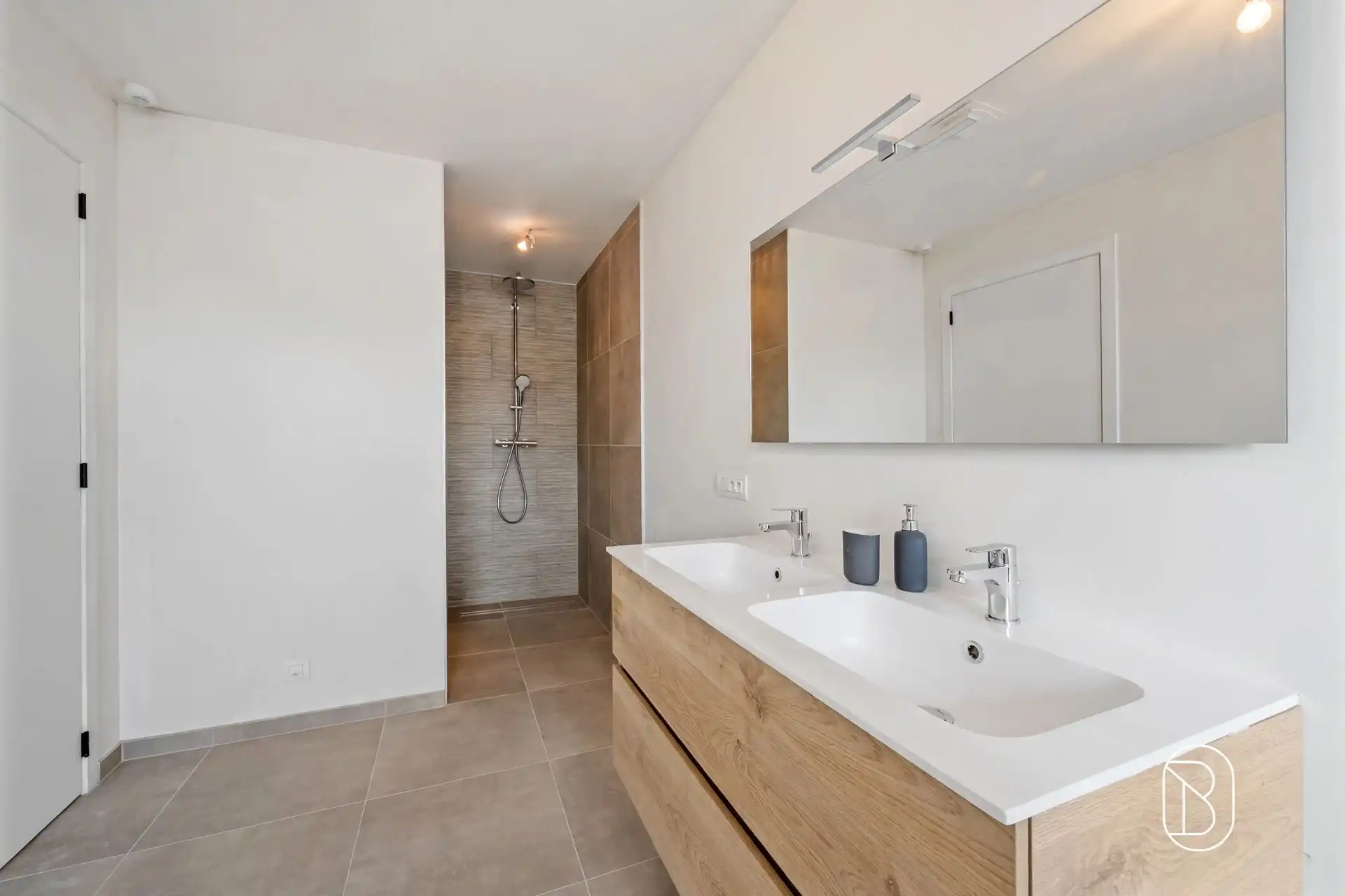 Kwalitatieve moderne ruime nieuwbouwwoning HOB met 3 SLK! foto 16