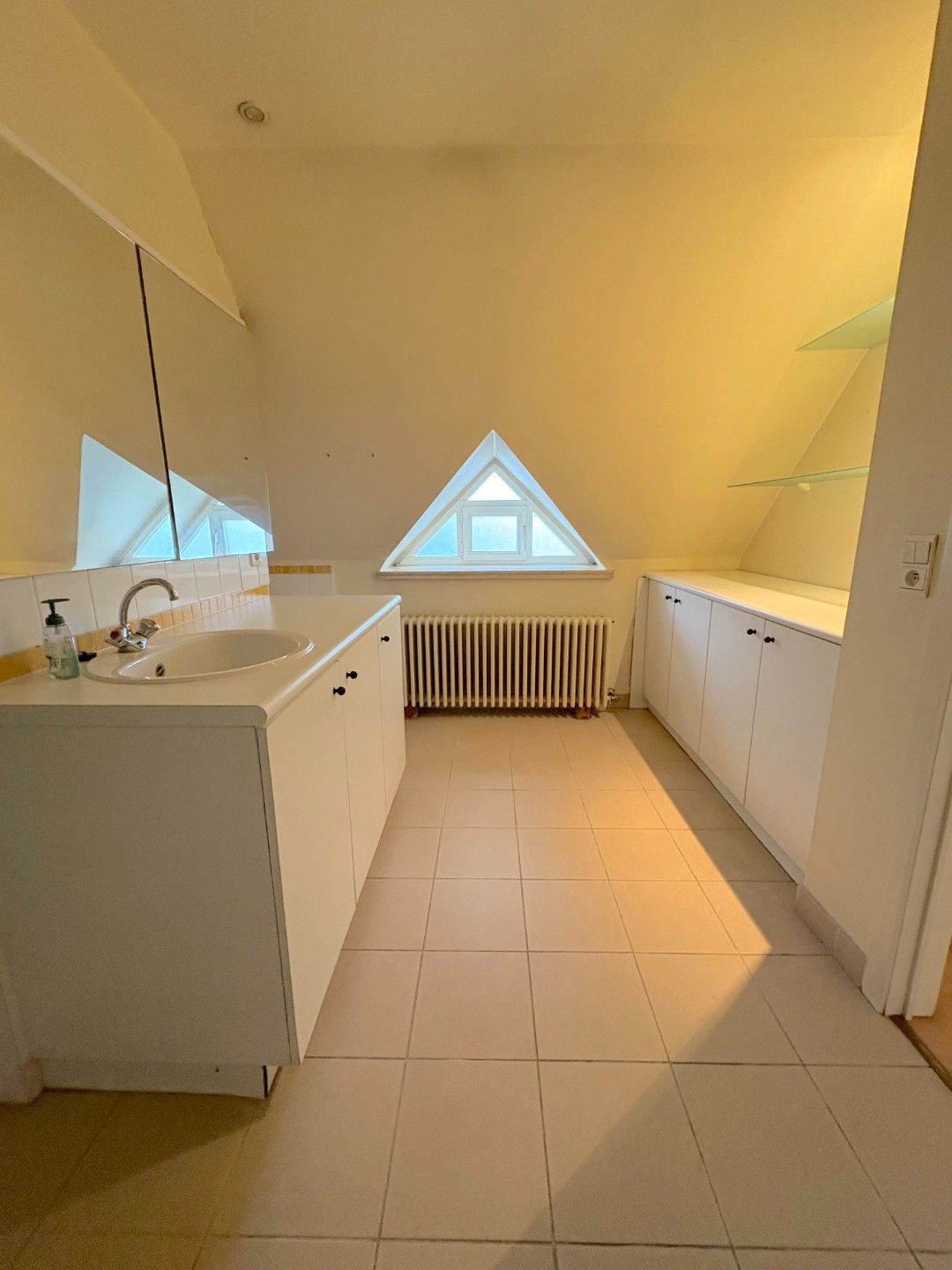 Lichtrijk duplex appartement met 3 slaapkamers en 2 badkamers in het charmante Outrijve (Avelgem)! foto 11