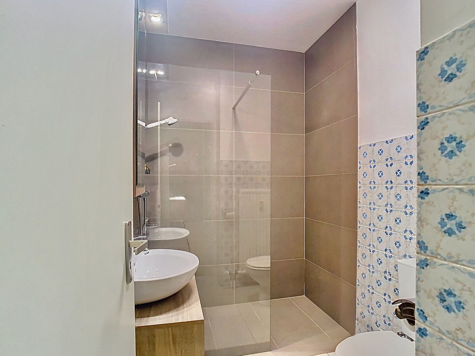 Instapklaar appartement met 1 SLPK én GROOT Terras! foto 6