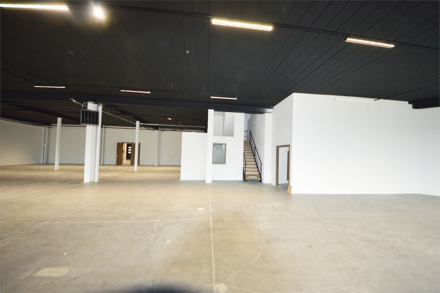 COMMERCIEEL GEBOUW BAANLOCATIE MET PARKING NABIJ MCDONALDS foto 8