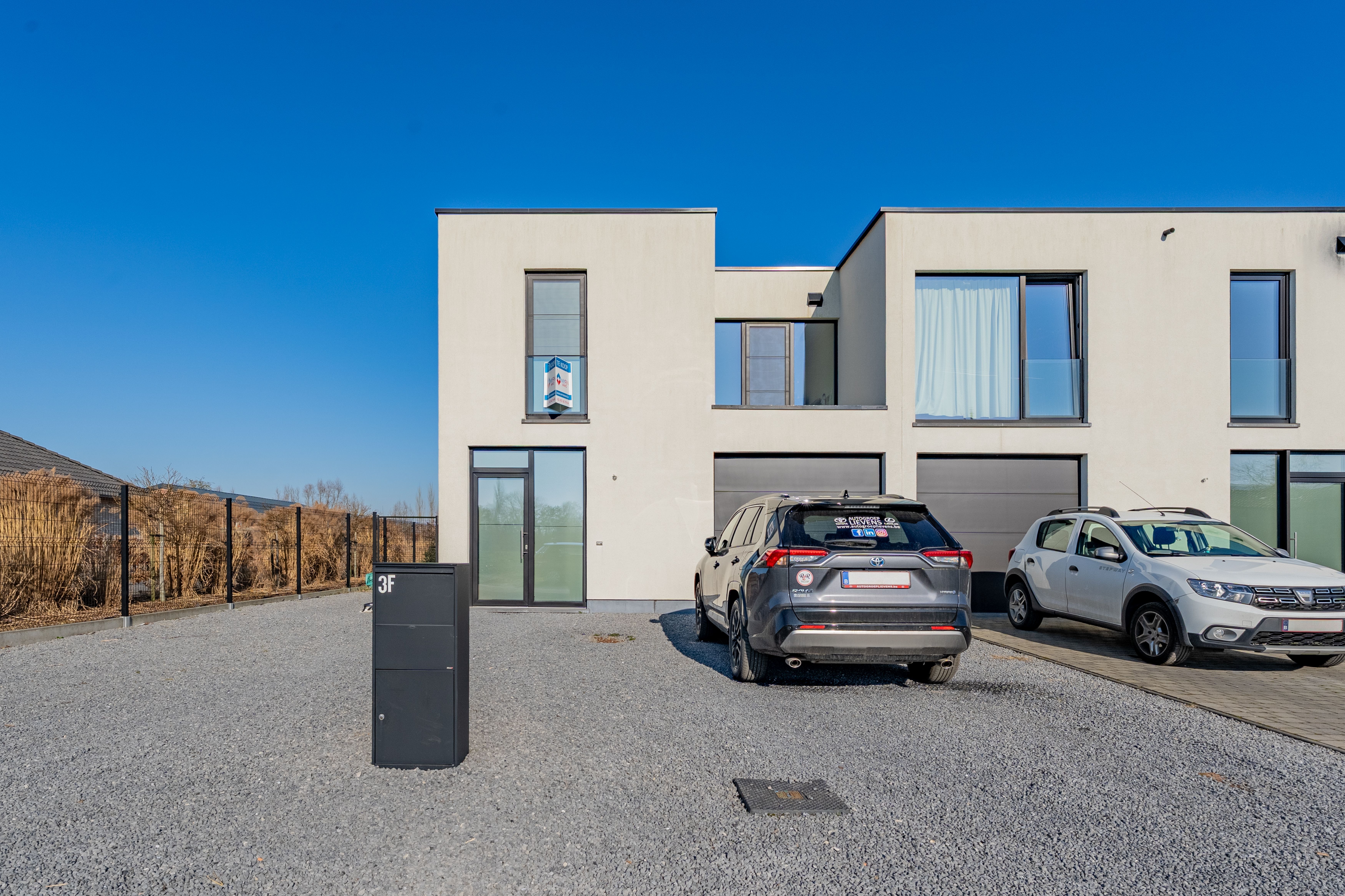Halfopen bebouwing met inpandige garage en ruime tuin foto {{pictureIndex}}