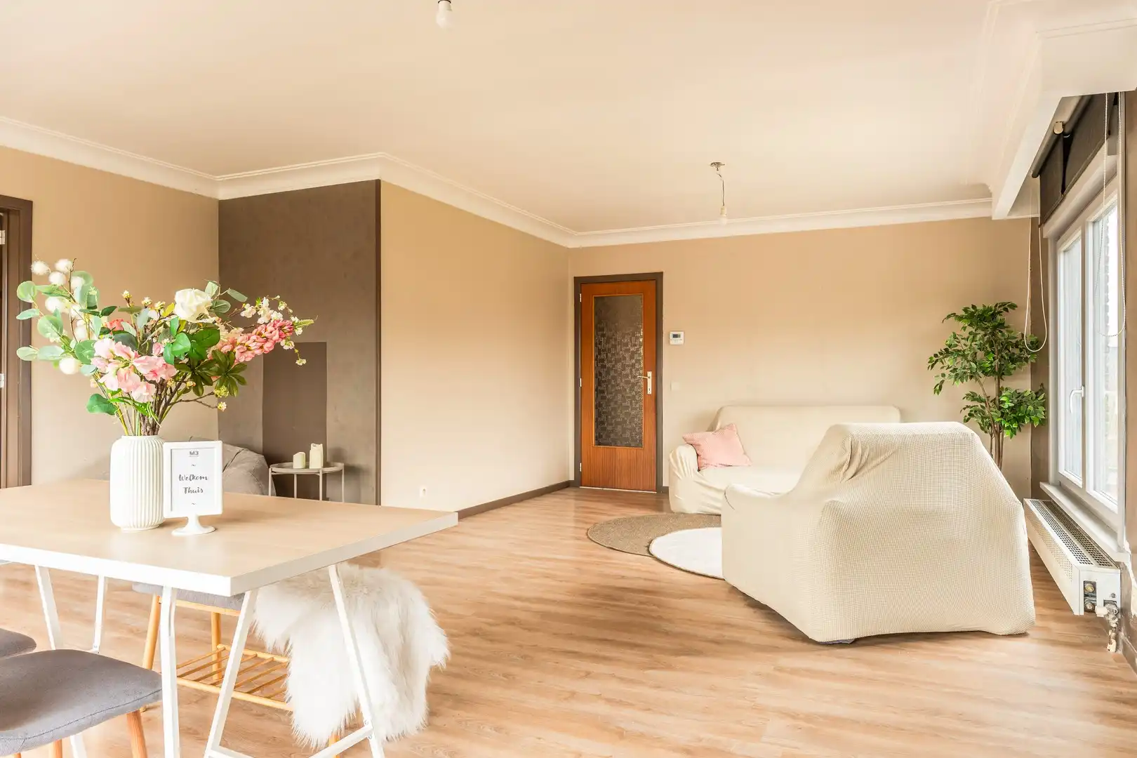 Ruim en lichtrijk appartement met garage foto 2