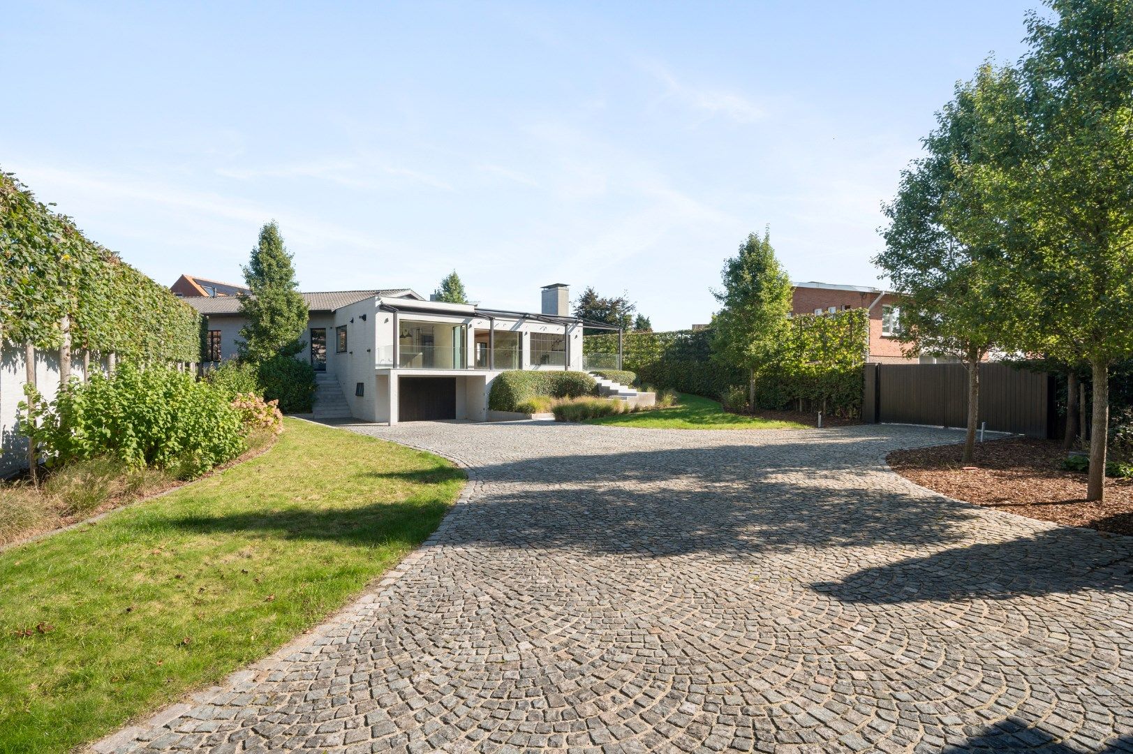 EXCLUSIEVE VILLA MET 4 SLPKS, TUIN, GARAGE EN DUBBELE CARPORT (1553m²) foto 5