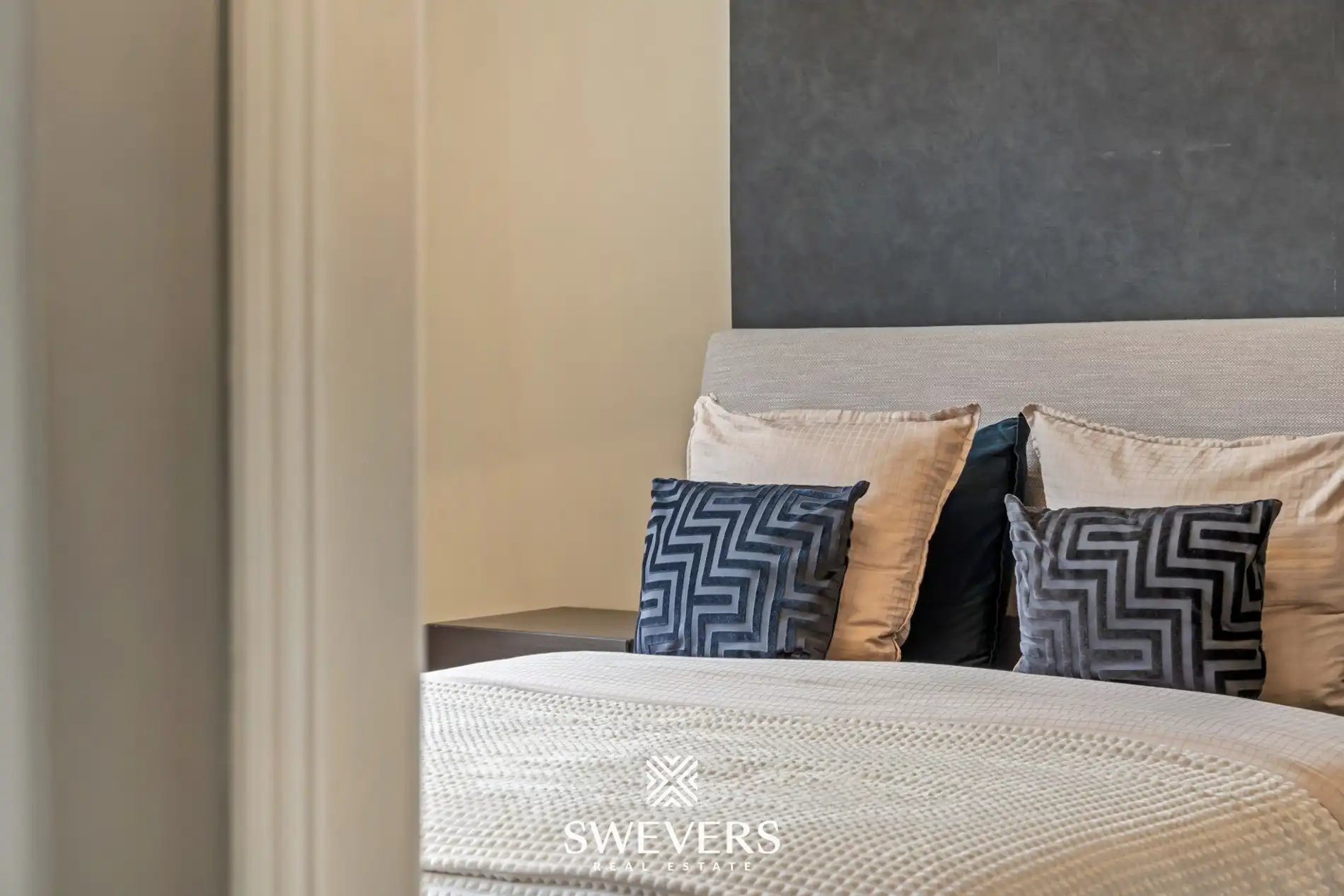 Exclusief gerenoveerde stadswoning met garage en drie terrassen in hartje Hasselt foto 33