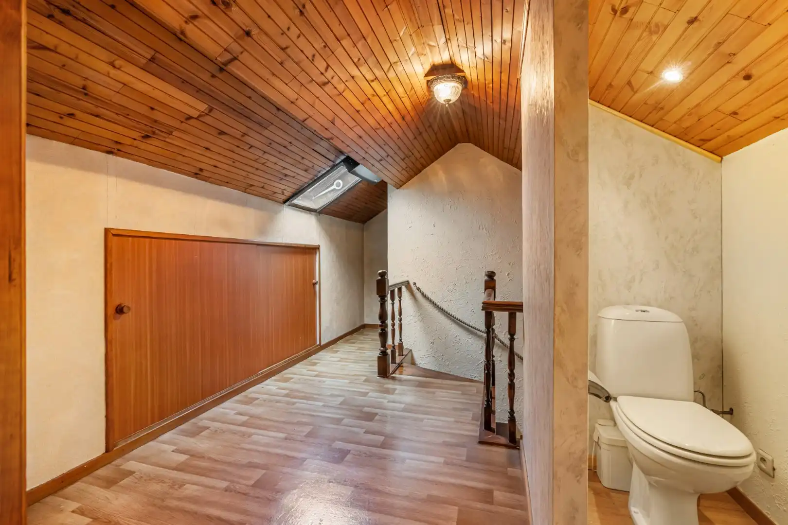 Halfvrijstaande woning op een perceel van 7a31ca, met aparte bureelruimte en inpandige garage! foto 17