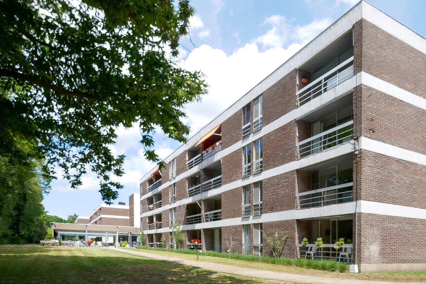 Gerenoveerde serviceflat op derde verdieping te midden het groen in Assebroek. foto 15