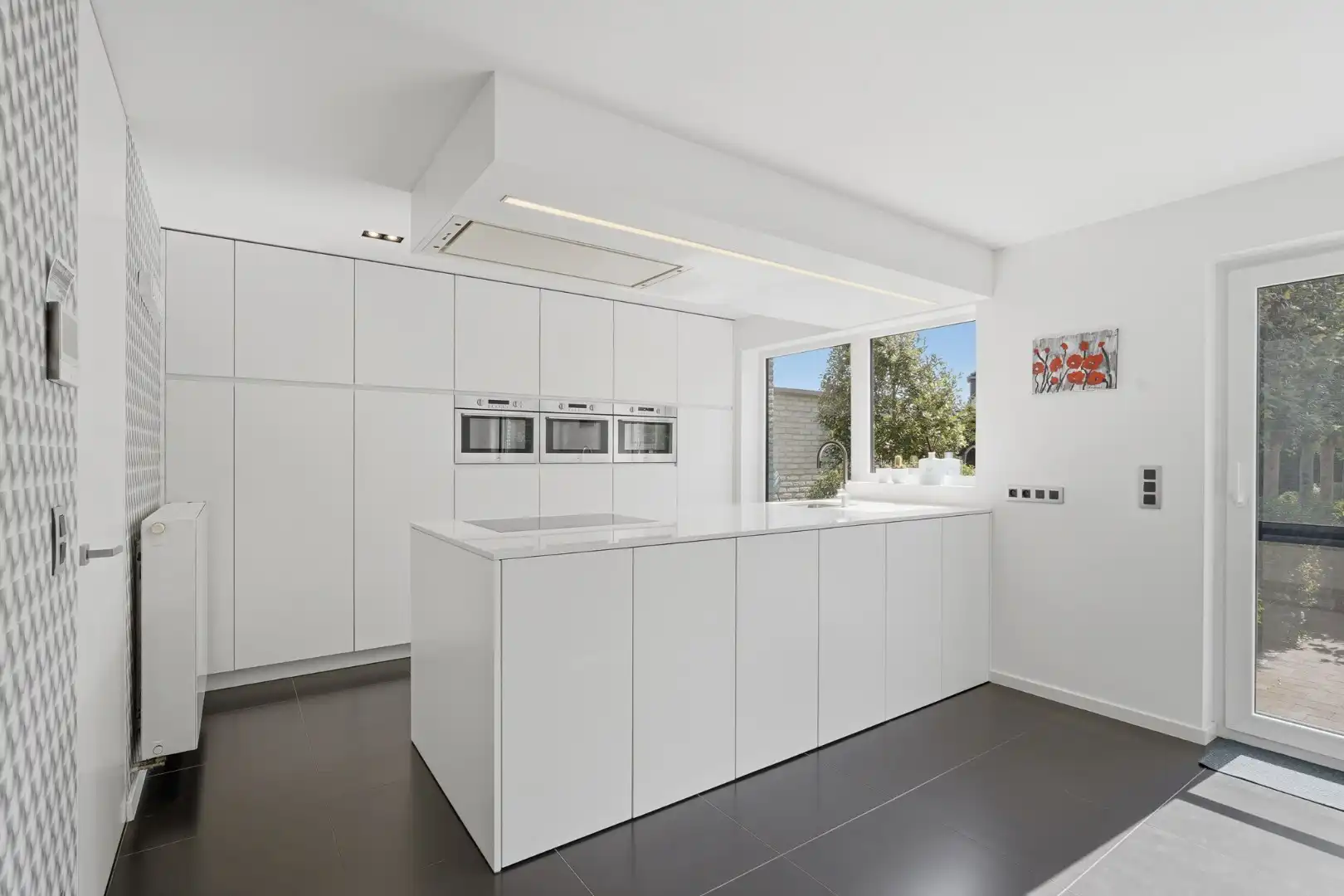 Moderne halfopen bebouwing met zonnige tuin en hoogwaardige afwerking foto 6